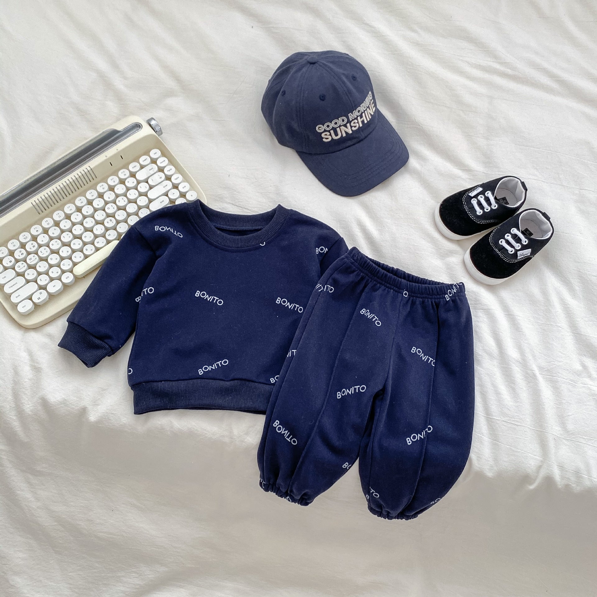 Ensemble d’Automne pour Bébé Garçon – Haut Imprimé et Pantalon Assortis