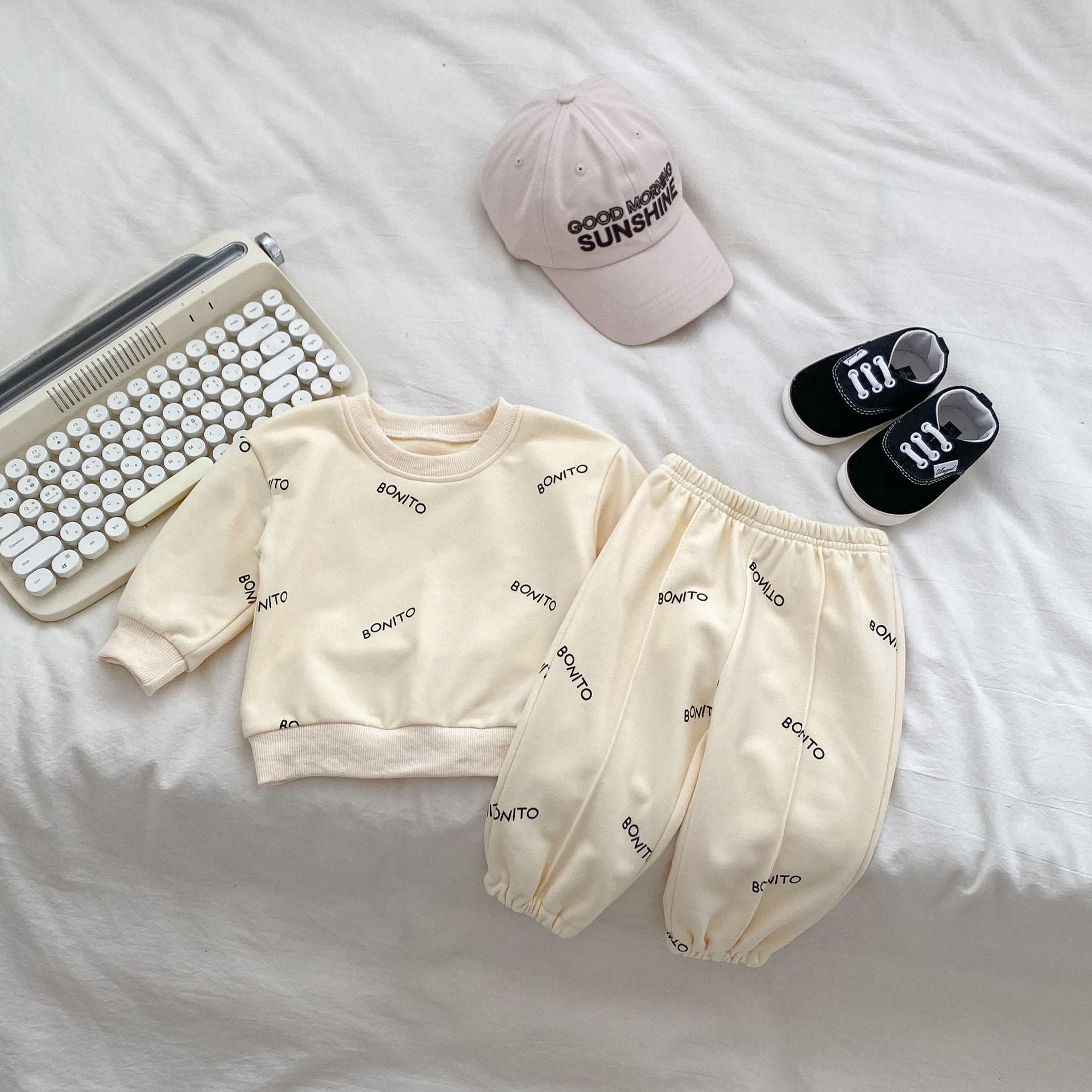 Ensemble d’Automne pour Bébé Garçon – Haut Imprimé et Pantalon Assortis